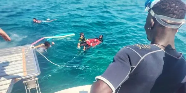 La regidoria de Benestar Social impulsa un taller per aprendre a nedar i millorar la relació física i emocional amb el mar