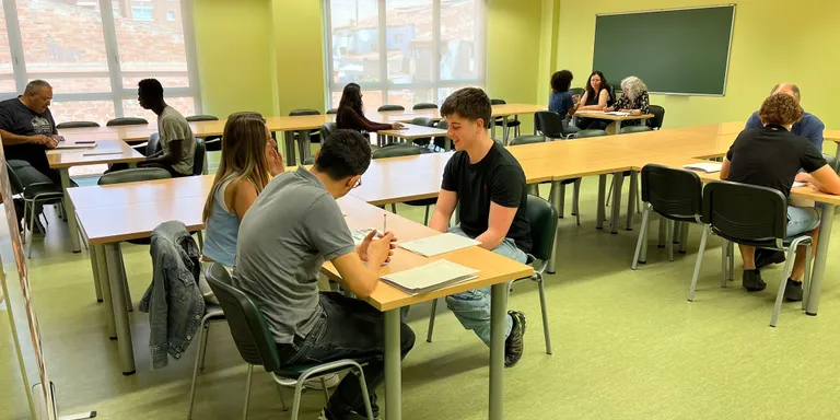 11 joves i 4 empreses calderines han participat en una sessió per cobrir llocs de treball durant l’estiu