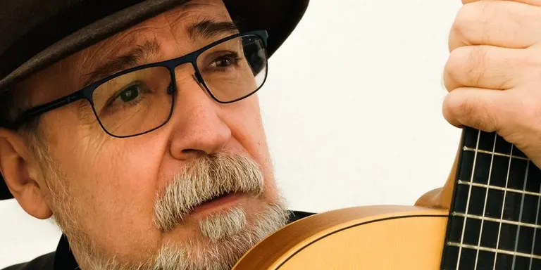 El cantautor Miquel Pujadó presenta el seu nou disc “De foc i de vellut” a la Societat El Casino
