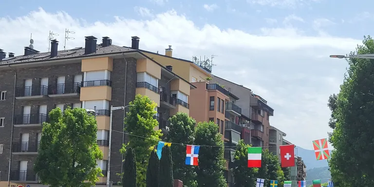 La Junta Electoral obliga a retirar una estelada d'entre les banderes que anuncien la Trobada amb els Acordionistes del Pirineu