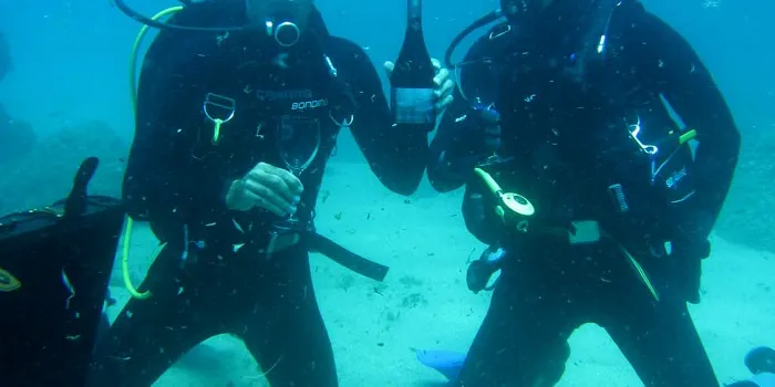 Ràdio Pineda et porta a les caves submarines de Tossa de Mar