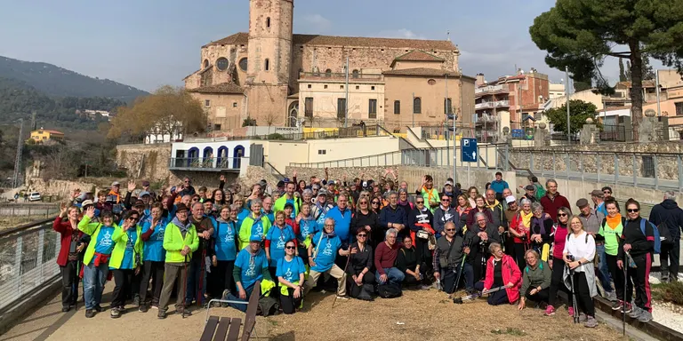 Unes 160 persones de cinc municipis participen a la passejada de la gent gran pels entorns de Caldes