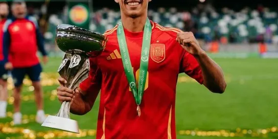 Pol Fortuny, campió d'Europa amb la selecció espanyola sub-19 de futbol
