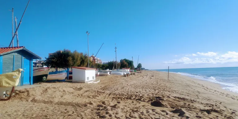 El temporal de garbí del cap de setmana ha portat sorra a la platja de Pineda