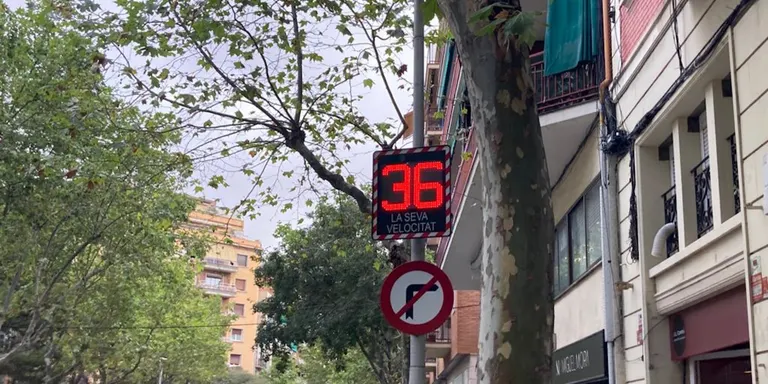 Barcelona flexibilitza la limitació de 30 km/h en entorns escolars i només l'aplicarà quan els centres estiguin oberts