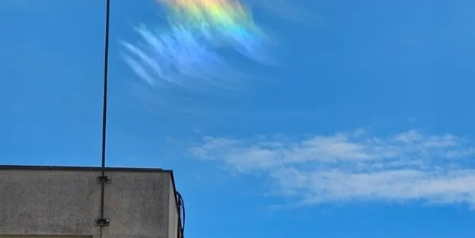 Un núvol iridescent es deixa veure al cel de Torredembarra
