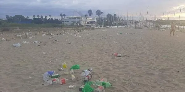 Un nou botellot deixa la zona del Vinyet plena de residus de plàstic i de vidre
