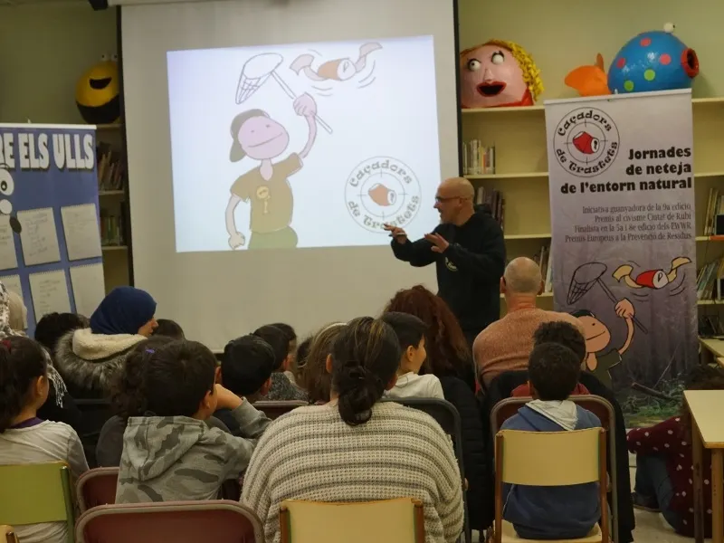 El Caçador de trastets col·labora en la integració d’infants amb dificultats socioeducatives