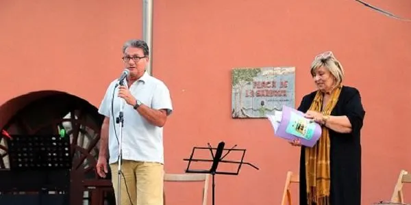 La rapsoda Joana Badia posa veu a les lletres dels participants del segon concurs de poemes de Roda de Berà