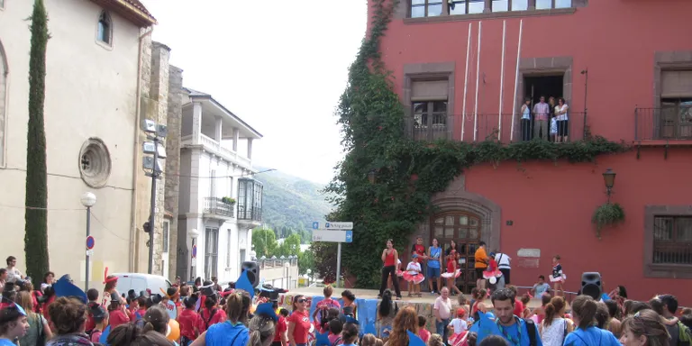 Més de 250 nens i nenes obren la Festa Major de la Seu d'Urgell
