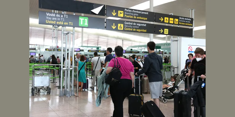 Els viatgers ja no hauran de treure els líquids i els ordinadors de la bossa als controls dels aeroports al 2024