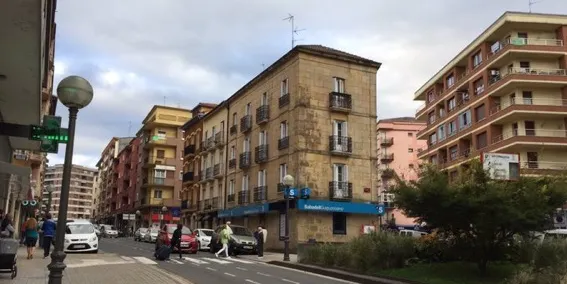 PRIMEROS MOVIMIENTOS EN LAS OBRAS QUE COMPLETAN LA REURBANIZACIÓN DE LA CALLE HONDARRIBIA