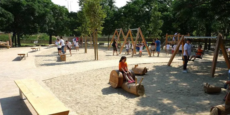 Junts vol batejar la plaça de Can Sala de Baix com a plaça dels Alocs, i posar-hi un parc amb elements naturals