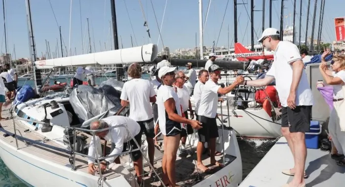 El Rei va donar l'enhorabona a la tripulació del Rats on Fire (Font: www.regatacopadelrey.com)