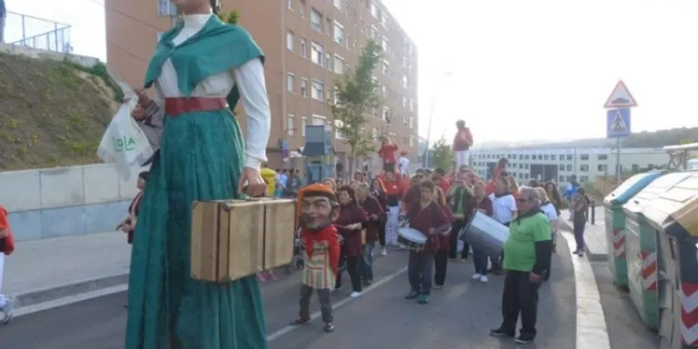El Pinar celebra dissabte el 10è aniversari de la seva Geganta Lola durant la Festa de la Primavera