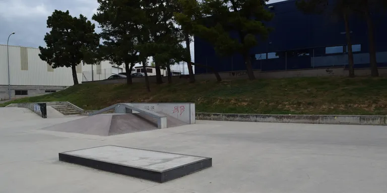 Continua la remodelació del Skate Park. Els treballs, que s’han realitzat aquest mes de març, consisteixen en la col·locació d’un quarter de formigó de dues alçades per impulsar els patinadors