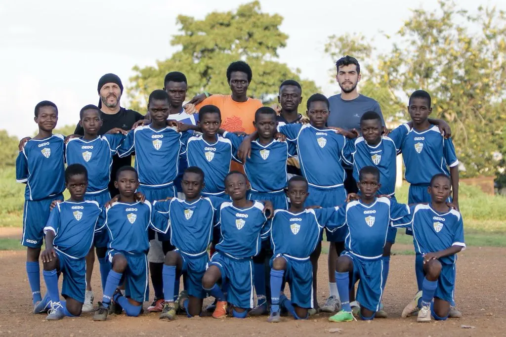 La UE dóna material tèxtil i esportiu a nens i nenes de Ghana
