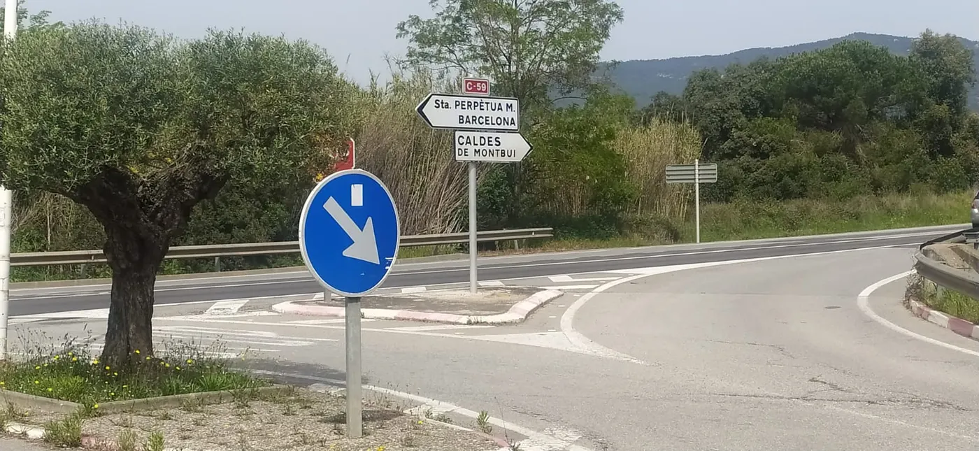 La parada de bus de l'entrada de Can Valls es traslladarà aquest estiu del marge de la C-59 al Passeig de Circunval·lació per augmentar la seguretat dels usuaris