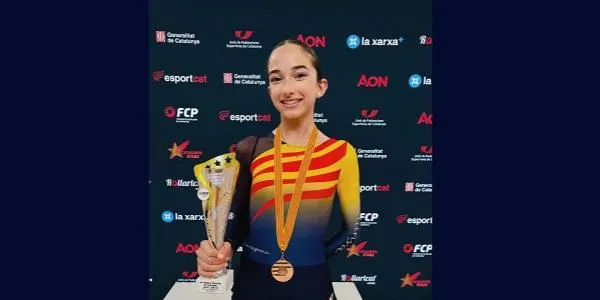 La torrenca Aina Fernandes es penja la medalla de bronze en el Trofeu Catalunya de patinatge artístic