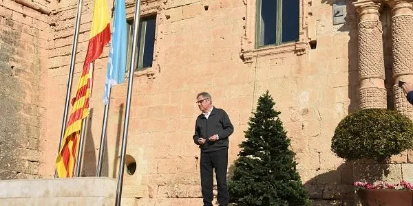 L’alcalde de Torredembarra hissa la bandera espanyola en compliment de la sentència judicial