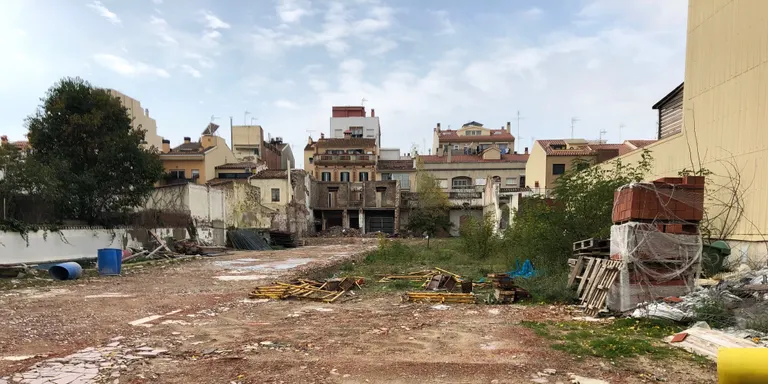 Els veïns del Carrer de Mar demanen la neteja del solar de l'edifici ensorrat fa uns mesos