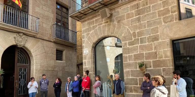 Una trentena de persones es concentren a Solsona en suport dels afectats per les inundacions al País Valencià per la DANA