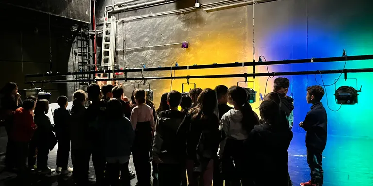 Els infants de Valls descobreixen les entranyes del Teatre Principal