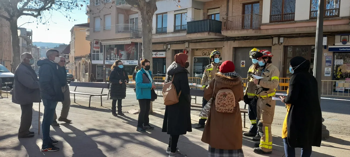 Els veïns dels blocs adjacents a l'afectat per l'incendi entren a buscar les seves pertinences