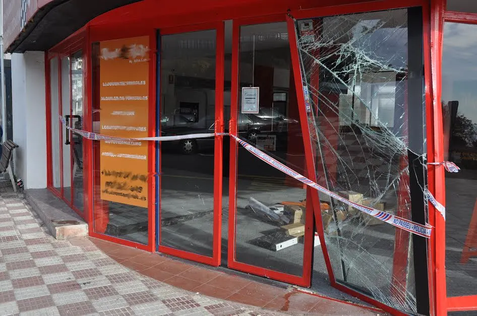 Detinguts in fraganti dos veïns de Pineda quan encastaven un cotxe robat contra una botiga de Calella.