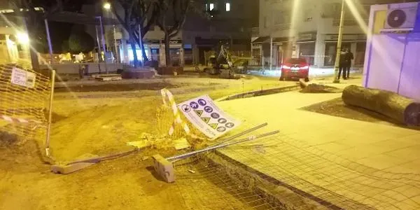 Un conductor ebri causa danys materials al recinte de les obres de la plaça de Catalunya de Torredembarra