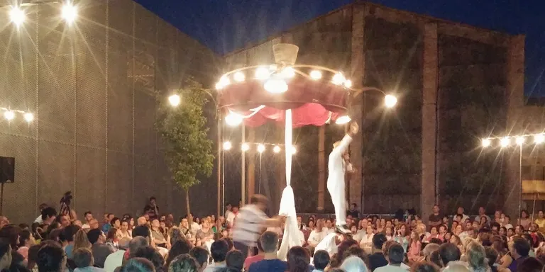 Un espectacle de clown desperta l'interès de molts rubinencs al Celler