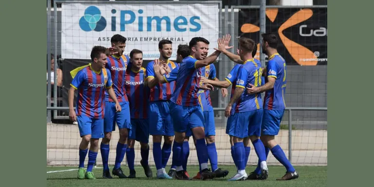 El CF Caldes tanca la temporada celebrant amb l’afició la permanència a Primera Catalana