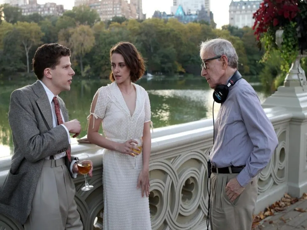 Eisenberg i Stewart, amb Allen durant el rodatge del film