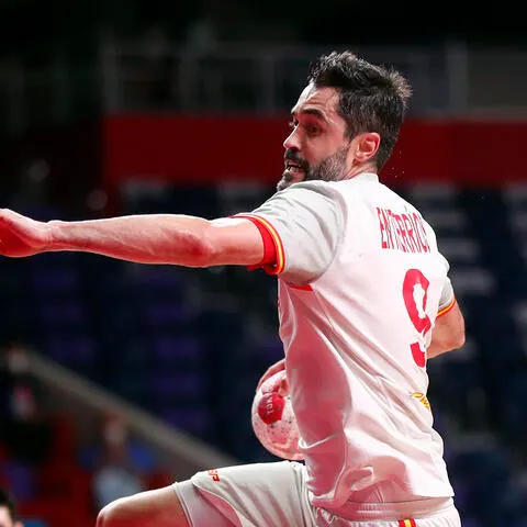 La selecció d'handbol enyora Viran Morros i encaixa la primera derrota