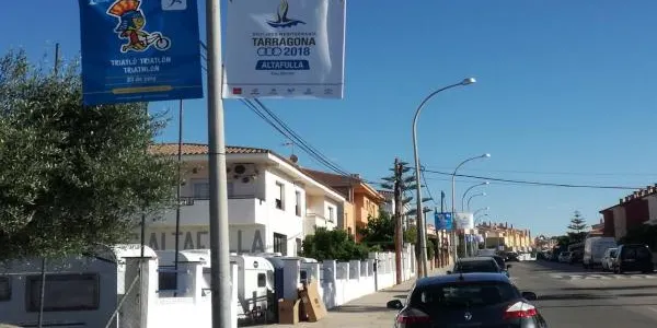 L’Ajuntament i la Policia Local difonen al veïnat d’Altafulla les recomanacions per seguir la prova de la triatló dels Jocs