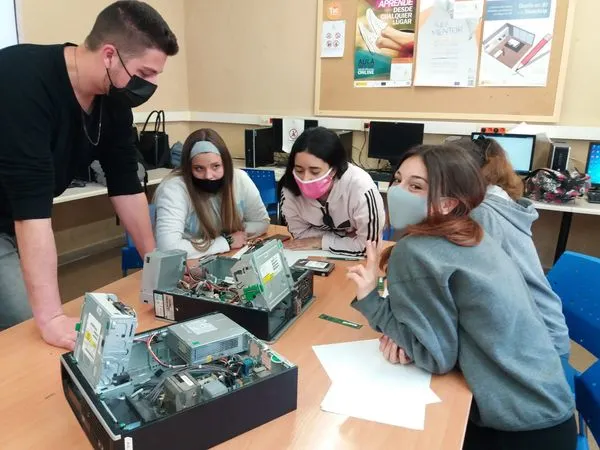 Vallsgenera organitza un taller pràctic de manipulació i trasllat de càrregues amb transpaleta manual