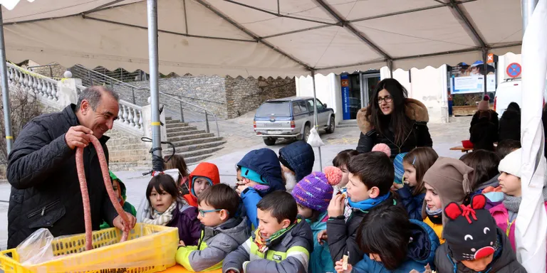 Escolars de Sort aprenen com s'elaboren els embotits de la comarca