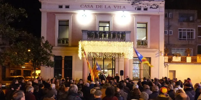 Al voltant de 100 rubinencs es concentren a Rubí en suport a Carme Forcadell