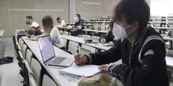 Els alumnes de primer curs de la URV han tornat a les aules aquest dilluns