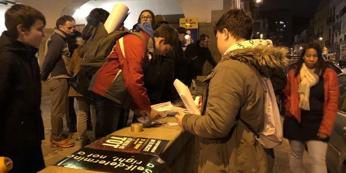 Diversos veïns omplen de cartells i pancartes Arenys fent una crida a la vaga general d’aquest dijous