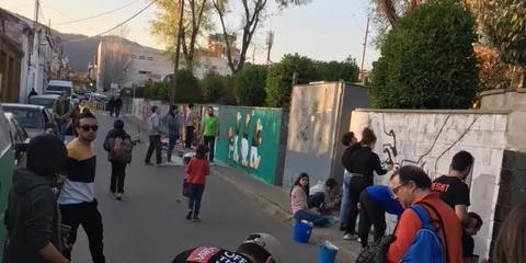 Una cinquantena d'infants i joves van participar divendres en una intervenció artística en el marc del Projecte Grafitti