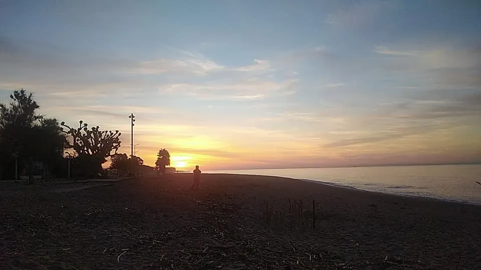 Sol amb alguns núvols baixos i calor moderada