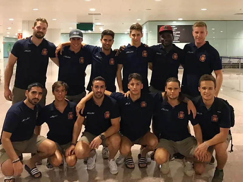 Els components del masculí absolut abans de la sortida de l'aeroport d'El Prat / Foto: Facebook Nac