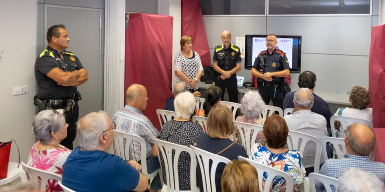 La gent gran de Constantí rep consells sobre seguretat