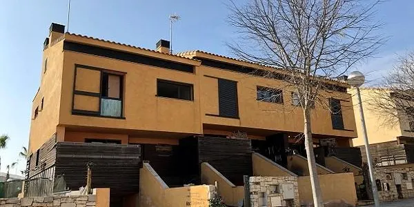 Els veïns afectats pels habitatges ocupats a Hort de Pau neguen l’existència de cap denúncia