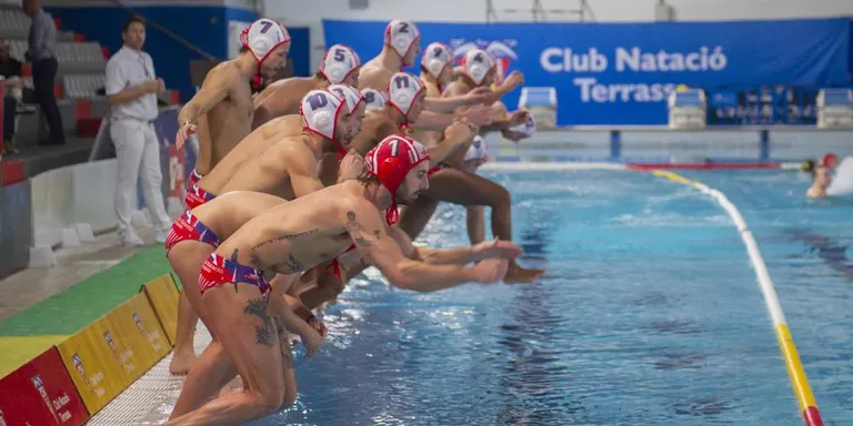 El CN Barcelona supera el CN Terrassa en waterpolo (13-6)