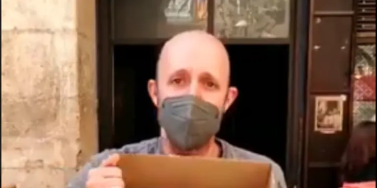 El propietari d’un bar de Valls regala ganivets per lluitar contra la inseguretat al Barri Antic