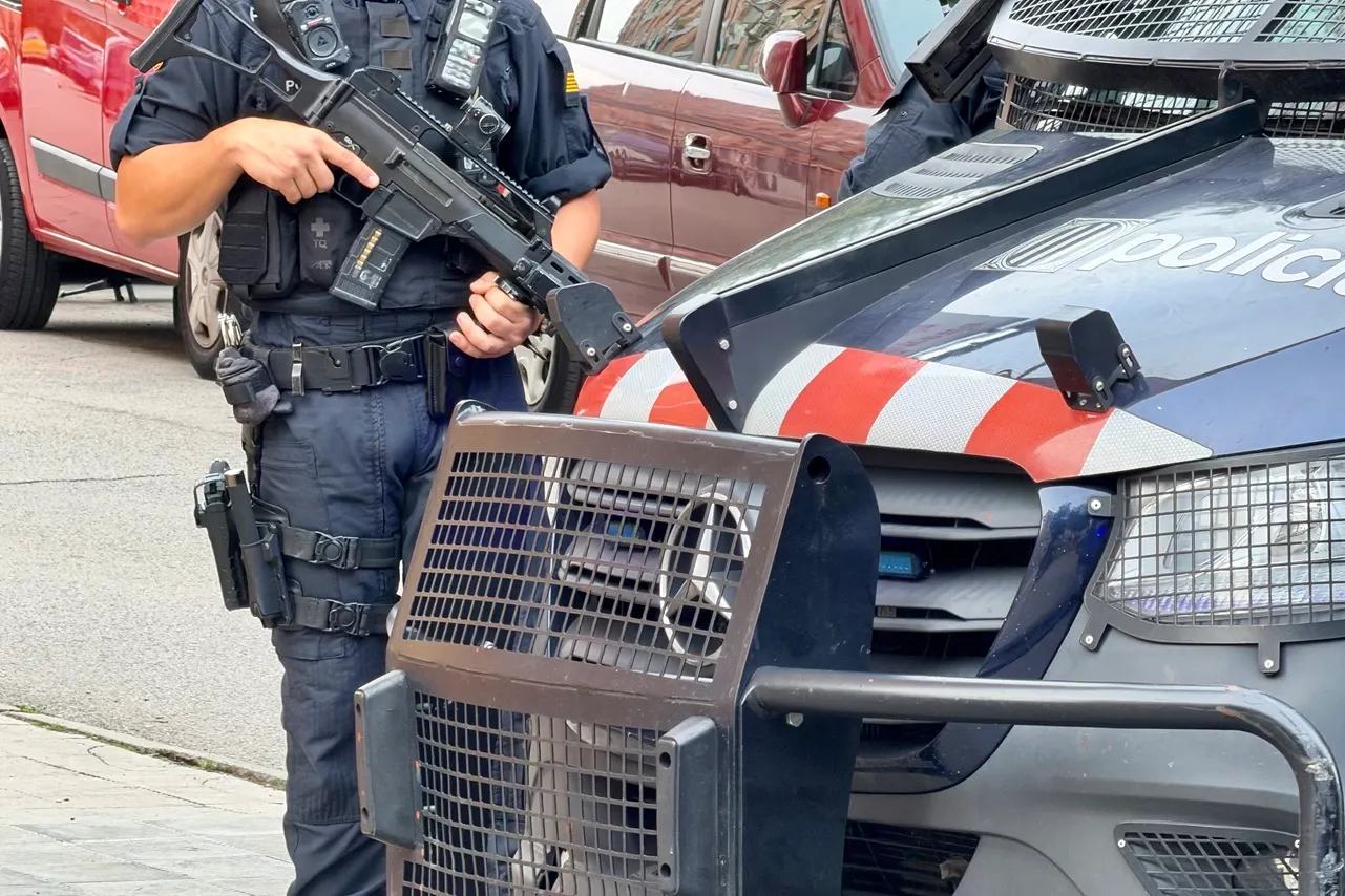 Foto: Un agent armat / Foto: Mossos d'Esquadra