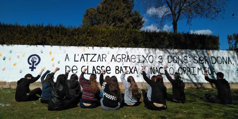 Les JERC Ponent pinten un mural feminista a Agramunt