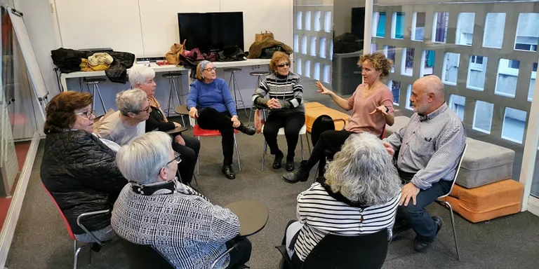 Un grup de persones grans aprèn a combatre els estereotips a través del teatre